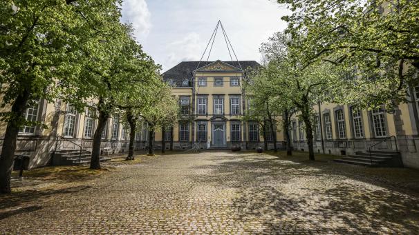 <p>Das Kunsthaus Nordrhein-Westfalen in der alten Abtei Kornelimünster. Im Jahr 1948 beschloss das damals junge Land Nordrhein-Westfalen notleidende Künstler zu unterstützen. Daraus ist eine stattliche Sammlung entstanden.</p>