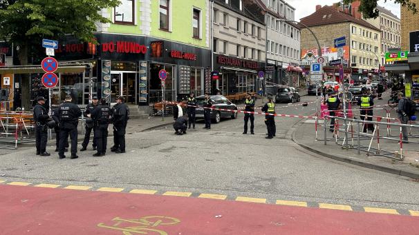 <p>ie Polizei sperrt nach einem Einsatz einen Bereich nahe der Reeperbahn ab. Nahe der Reeperbahn in Hamburg-St. Pauli hat die Polizei einen mit einer Spitzhacke und einem Molotowcocktail bewaffneten Mann angeschossen. Er sei am Bein getroffen worden, sagte ein Polizeisprecher am Sonntag zu einem Bericht der «Bild».</p>