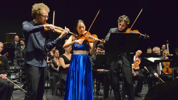 <p>Das OstbelgienFestival konnte für den Galaabend im großen Saal des St.Vither Triangels die drei ersten Preisträger des Königin-Elisabeth-Wettbewerbs verpflichten: Dmytro Udovychenko (Erster Preis), Elli Choi (Dritter Preis) und Joshua Brown (Zweiter Preis, v.l.) überzeugten auf der ganzen Linie.</p>