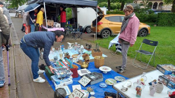 <p>Trotz nasskalter Witterung begaben sich viele Besucher auf die Suche nach Schnäppchen.</p>