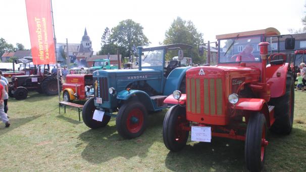 <p>Ein Höhepunkt im Vereinsjahr ist die Kirmes im August, zu der jedes Jahr Massen an historischen Traktoren, Oldtimern und Landmaschinen in Lontzen zur Schau gestellt werden.</p>