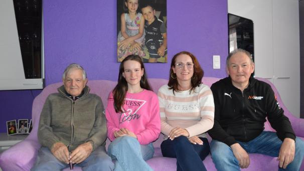 <p>Die St.Vither Familie Fort wird sich das Spiel Belgien-Slowakei am Montagabend gemeinsam auf der heimischen Couch ansehen. Auf dem Foto zu erkennen sind Kurt, Tifany, Zuzana und Harry. Sohnemann Henri, der auf dem Bild im Hintergrund zu erkennen ist,befand sich zu diesem Zeitpunkt noch in der Schule.</p>