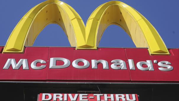<p>Ein McDonald's-Schild ist an einer Filiale des Fast-Food-Konzerns zu sehen.</p>