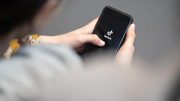 <p>Vor allem jüngere Menschen informieren sich über Kurzvideoplattformen wie TikTok.</p>