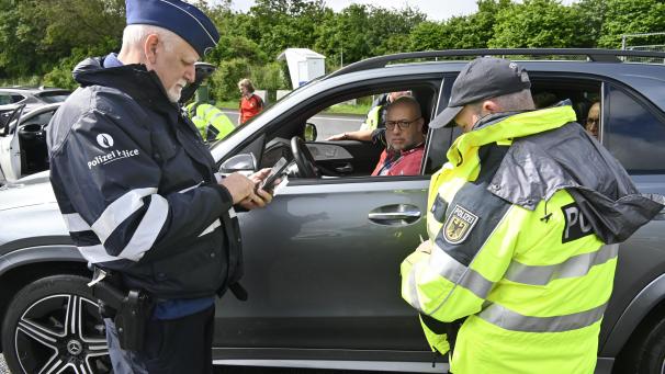 <p>Anlässlich der Fußball-EM führt die Bundespolizei noch bis zum 19. Juli Personenkontrollen an den Grenzen durch. Am Montagmorgen wurden die deutschen Beamten am Autobahngrenzübergang Steinebrück von Kollegen der belgischen Polizeizone Eifel unterstützt.</p>