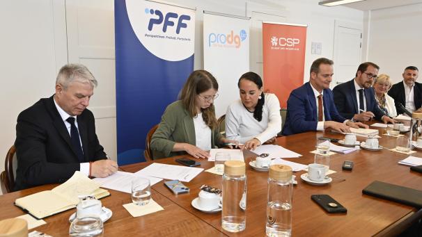 <p>Szene vom vergangenen Donnerstag, als die Mehrheitspartner ProDG, CSP und PFF gerade das Koalitionsabkommen unterzeichnen. Von links: Gregor Freches (PFF), Liesa Scholzen, Lydia Klinkenberg, Oliver Paasch (alle drei ProDG) sowie Jérôme Franssen, Patricia Creutz-Vilvoye und Pascal Arimont (alle drei CSP).</p>
