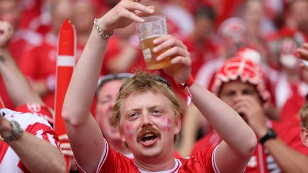 <p>Zu teuer: Die Bierpreise sorgen auch bei den dänischen Fans für wenig Freude.</p>