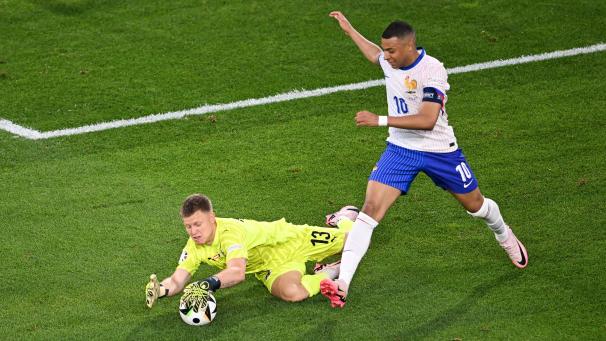 <p>Meiner! Österreichs Torhüter Patrick Pentz schnappt Kylian Mbappé den Ball weg.</p>