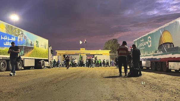 <p>Ein humanitärer Hilfskonvoi für den Gazastreifen steht am Grenzübergang Rafah in Ägypten.</p>