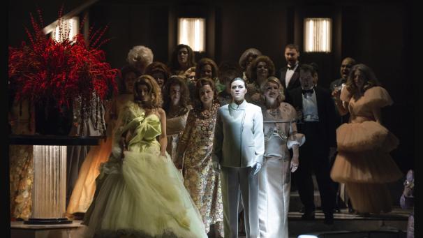 <p>Opulente Kostüme, elegantes Bühnenbild, großartige Stimmen und eine Inszenierung, die Fragen offenlässt – diese „Zutaten“ werden Zuschauern geboten.</p>