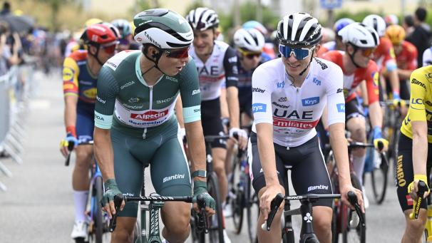 <p>Das Topfeld um Jasper Philippsen (links) und Tadej Pogacar (rechts) startet 2026 in Barcelona.</p>