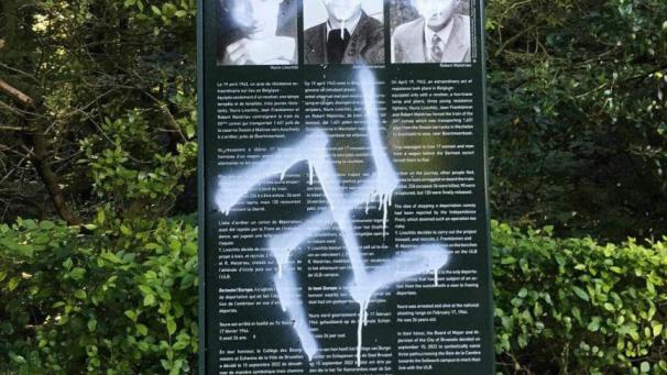 <p>Auf das Denkmal wurden mehrere antisemitsche Zeichen gesprüht.</p>