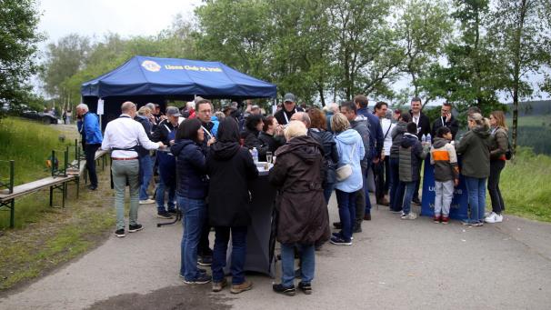 <p>Den Aperitif servierten die Lions Clubs aus St.Vith und Eupen.</p>