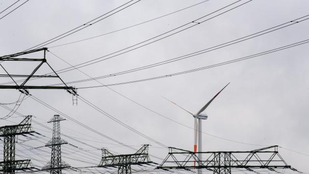 <p>Eine Windkraftanlage ist hinter Strommasten zu sehen: Mehrere große europäische Industrieverbände fordern von der EU mehr Unterstützungsmaßnahmen für energieintensive Unternehmen. Die bestehende EU-Klimapolitik muss aus Sicht der Industrie durch einen Industriedeal und günstige Windenergie gestärkt werden.</p>