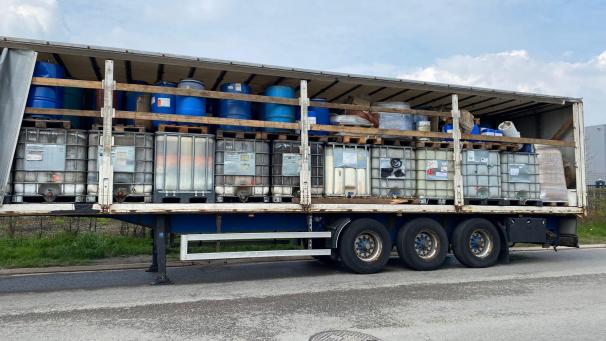 <p>Diesen Lkw-Auflieger, beladen mit Chemieabfällen, haben Unbekannte im Eastbelgium Park zurückgelassen. Die Gemeinde soll nun für Kosten aufkommen, die in Verbindung mit der Entsorgung stehen.</p>
