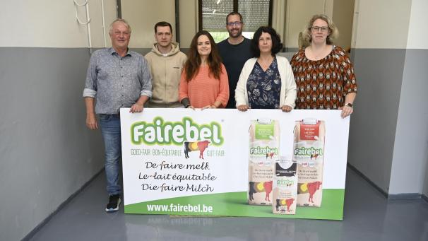 <p>Das Team der Genossenschaft Faircoop und ihr Präsident und Geschäftsführer Erwin Schöpges (ganz links) freuen sich über die guten Arbeitsbedingungen am neuen Verwaltungssitz in Amel.</p>