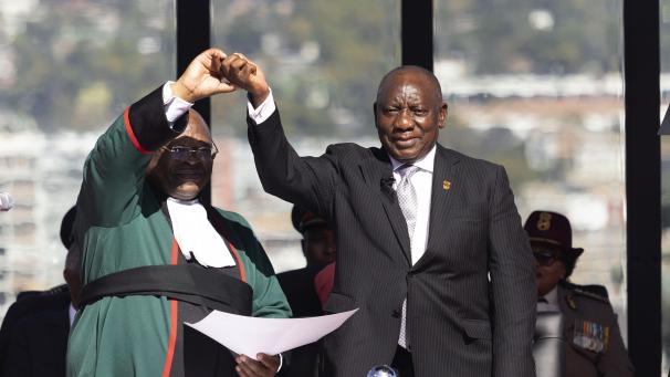 <p>Cyril Ramaphosa (r) wird bei seiner Amtseinführung in den Union Buildings von Oberrichter Raymond Zondo als Südafrikas Präsident vereidigt.</p>