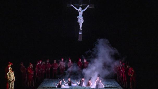 <p>Religiöse Symbolik wie das Kreuz prägten die Inszenierung der jungen Regisseurin Marta Eguilior.</p>