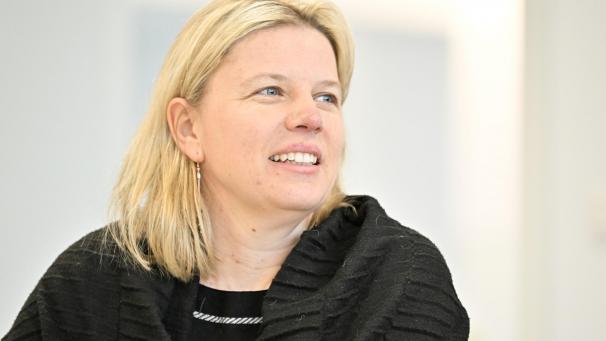 <p>Claudia Niessen will Bürgermeisterin der Stadt Eupen bleiben. Sie sagt: „Wenn die Leute jemanden wollen, der seine Dossiers kennt, der politisch stabil ist, der Probleme anpackt, der auch wirklich gearbeitet hat und sich in den nächsten Jahren ganz auf die Entwicklung der Stadt Eupen konzentriert, dann sind sie bei uns an der richtigen Adresse.“</p>