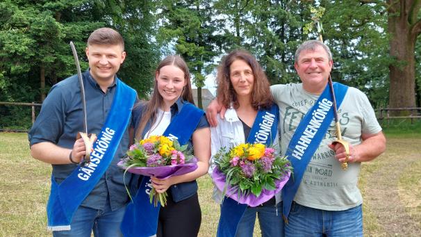 <p>Das Gans- und Hahnenhauen auf der Walleroder Kirmes wurde zur Familienangelegenheit: Gerold Henkes (rechts) und Sohn Chris ließen sich mit ihren Königinnen feiern.</p>