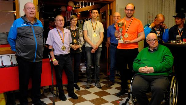 <p>Das Team Niederlande gewann das Jubiläumsturnier. August Mauel (vorne rechts), Ehrenpräsidenten des KSK, stiftete die Pokale.</p>