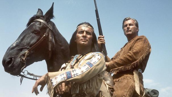 <p>Pierre Brice (links) als Apachen-Häuptling Winnetou und Lex Barker als sein Blutsbruder Old Shatterhand in einer Szene des Karl-May-Films „Im Tal der Toten“ aus dem Jahr 1968.</p>