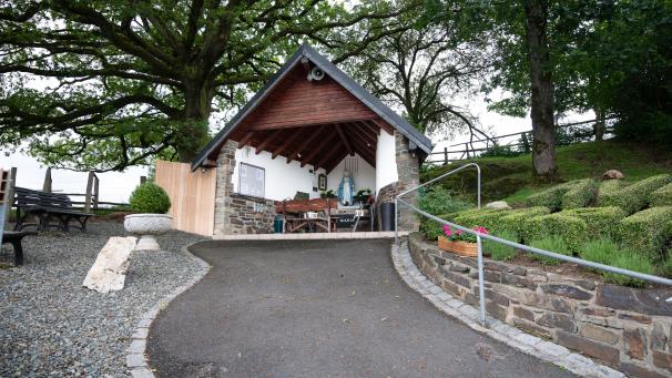 <p>Die wunderschön auf einer Anhöhe bei Lengeler gelegene Marienkapelle wurde vor 25 Jahren von den Dorfbewohnern errichtet.</p>