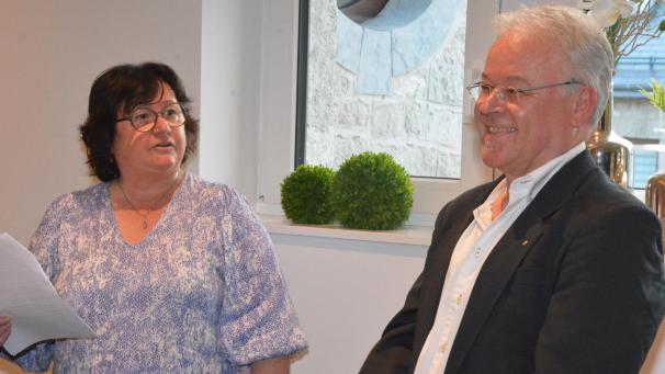 <p>Paul Hagelstein wurde von Anita Jost verabschiedet.</p>