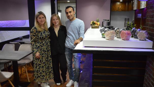 <p>Hanna und Ferzand Joukhadar freuen sich gemeinsam mit Tochter Katia Kurishchenko (Mitte) auf die Eröffnung des Cafés Smile.</p>