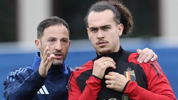 <p>Arm in Arm in Richtung Achtelfinale? Domenico Tedesco und Arthur Theate. Der Linksverteidiger könnte am Samstag in der Startelf stehen.</p>