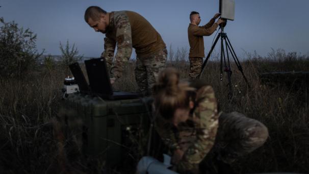 <p>Ein ukrainischer Drohnentrupp bereitet eine Übung mit einer Leleka-Drohne vor. Die Drohne kann bis zu eineinhalb Stunden fliegen und dabei mehr als 80 Kilometer zurücklegen. Ihr Elektromotoren sind zwar leise, und doch können russische Verbände das Fluggerät schon beim Start technisch ausmachen.</p>