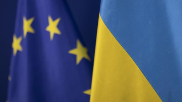 <p>Die Fahne der Ukraine steht vor der Flagge der europäischen Union.</p>