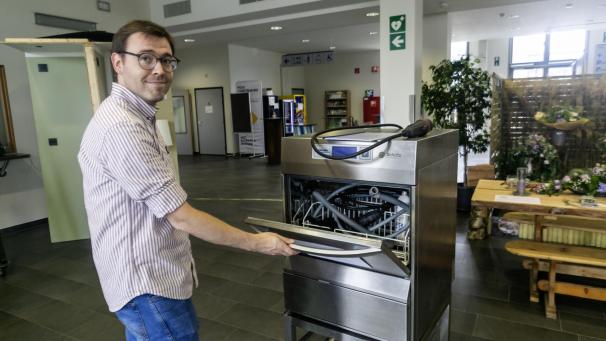 <p>Luca Johannes hat sich eine gewerbliche Spülmaschine geschnappt und das elektronische Innenleben komplett neu aufgebaut. Aber nicht nur praktischer Nutzen, auch Ästhetik spielt in der Elektrotechnik ihre Rolle. Auf dem Bild präsentiert ZAWM-Mitarbeiter Philippe Collard die Arbeit.</p>