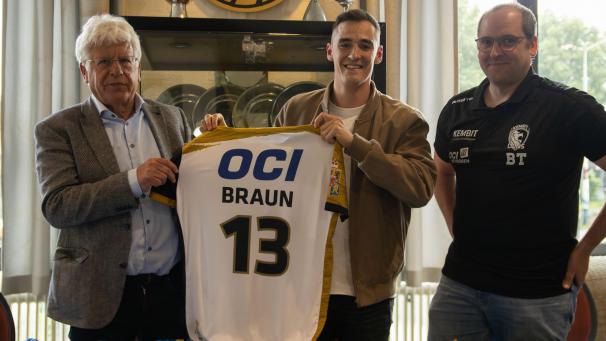 <p>Das ostbelgische Lager bei den „Lions“ wächst: Präsident Sjaar Cox (links) und Trainer Bruno Thevissen (rechts) präsentieren Nick Braun (Mitte) als Neuzugang.</p>