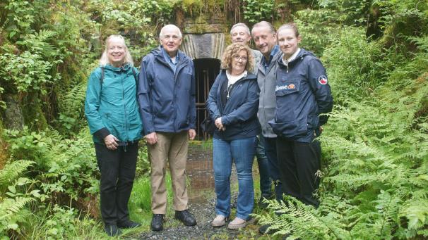 <p>Fast 80 Jahre später, an derselben Stelle wie ihre Vorfahren am oberen Schieferstollen, entstand diese Aufnahme und zeigt Marguerite und Richard Franklin, Cornelia Mettlen, Thomas Mettlen, Guido Schommers und Maëlle Mettlen (v.l.n.r).</p>