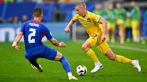 <p>Olexander Sintschenko (rechts) und die Ukraine feiern bei der EM ihren ersten Sieg.</p>