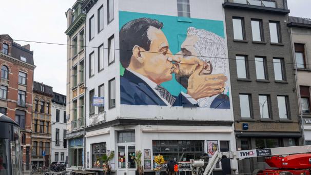 <p>In Antwerpen ist ein Wandgemälde aufgetaucht, auf demBart De Wever Georges-Louis Bouchez küsst. Das Gemälde basiert auf dem Bruderkuss zwischen Erich Honecker und Leonid Breschnew, der auf der Berliner Mauer als Zeichen des Friedens dargestellt ist.</p>