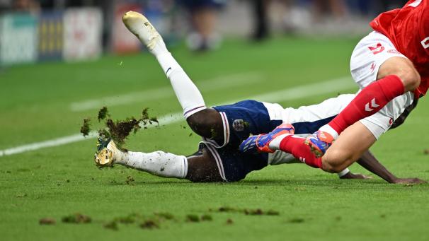 <p>Rutschgefahr! Mit dem Frankfurter Rasen machten neben den Roten Teufeln am Donnerstag auch die Engländer um ihren Flügelstürmer Saka Bekanntschaft.</p>