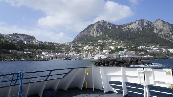 <p>Ein Blick auf den Hafen von Capri</p>