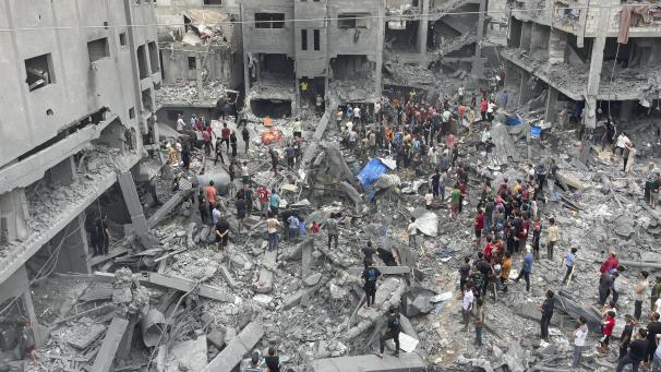 <p>Palästinenser suchen nach einem israelischen Luftangriff im Flüchtlingslager Shati im Gazastreifen nach Überlebenden.</p>