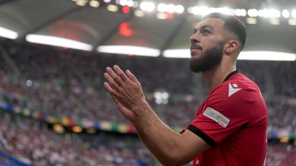 <p>Georgiens Georges Mikautadze bedankt sich bei den Fans.</p>