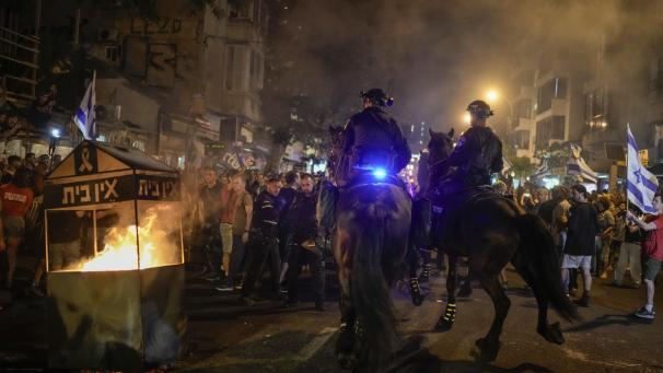<p>Israelische berittene Polizisten treiben Demonstranten auseinander, die eine Straße blockieren, während sie gegen die Regierung von Ministerpräsident Netanjahu protestieren und die Freilassung von Geiseln fordern, die im Gazastreifen von der Terrororganisation Hamas festgehalten werden.</p>