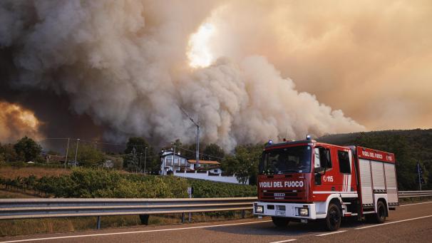 <p>Löschfahrzeug fährt zu einem Einsatz an der Grenze zwischen Miren und Nordostitalien.</p>
