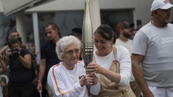 <p>Melanie Berger-Volle (Mitte), 102 Jahre alt und mehrfach ausgezeichnete Widerstandskämpferin im Zweiten Weltkrieg, hält die olympische Fackel.</p>