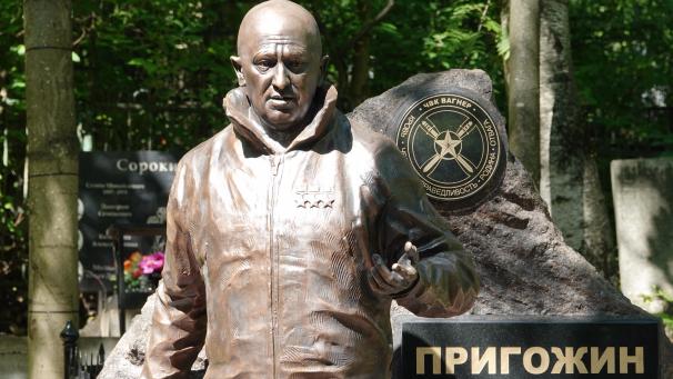 <p>Auf dem Grab des russischen Unternehmers Jewgeni Prigoschin steht eine fast lebensgroße Figur als Denkmal zur Erinnerung an den Gründer der Privatarmee Wagner.</p>