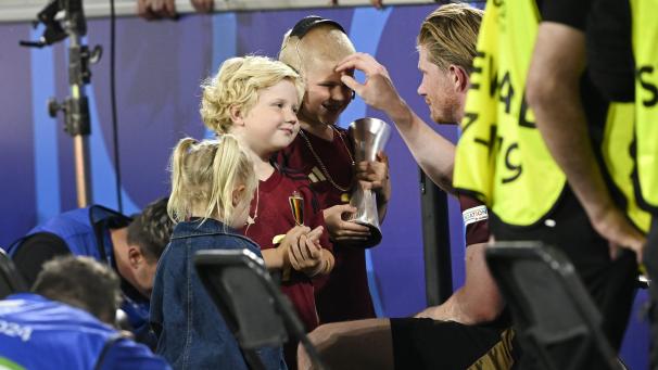 <p>Kevin De Bruyne führte Belgien zum Sieg – im Anschluss feierte er seine Leistung mit dem Nachwuchs.</p>