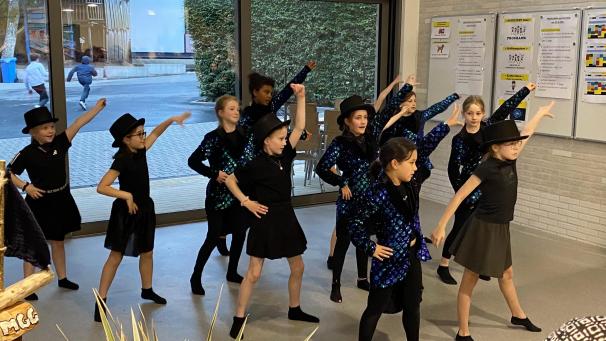 <p>Tanzdarbietung der Schüler zur Eröffnung des Neubaus.</p>