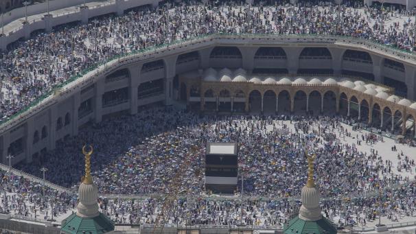 <p>Muslimische Pilger umrunden die Kaaba, das kubische Gebäude der Großen Moschee, während der jährlichen Hadsch-Pilgerfahrt.</p>