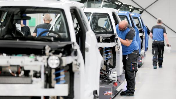 <p>Ein Mitarbeiter des Elektroauto-Herstellers e.Go arbeitet in der Werkshalle an der Fahrzeugproduktion. Der Traum des Aachener Elektroauto-Bauer e.Go ist mittlerweile ausgeträumt. Kein Investor wollte mehr Geld in das Unternehmen stecken.</p>