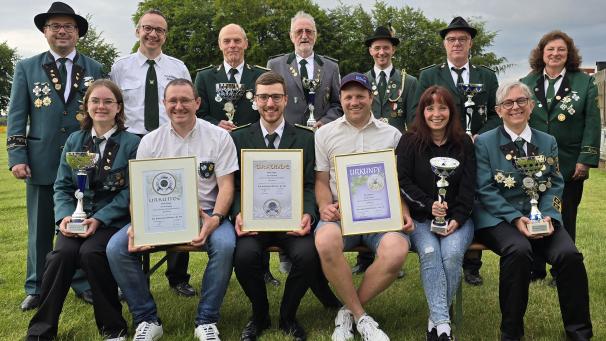<p>Zweites Wertungsschießen des Kgl. Schützenbundes Malmedy-St.Vith in Faymonville: die Preisträger mit Bundespräsident René Gehlen und 1. Bundesschießwart Marie-Christine Schröder.</p>
